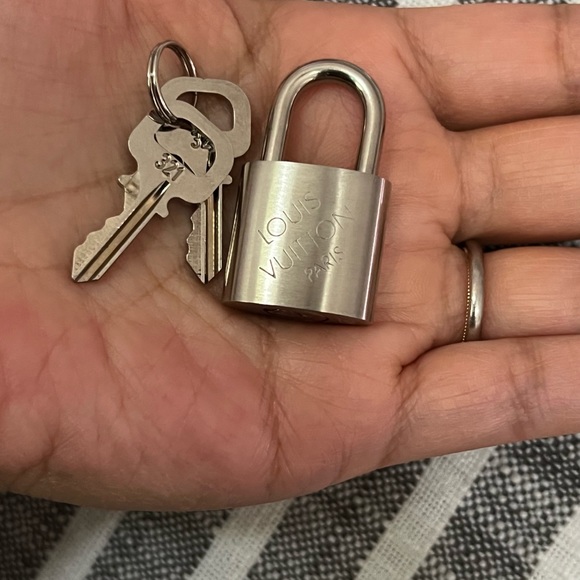 SOLD!!! Louis Vuitton Silver Lock and Keys - Picture 4 of 6